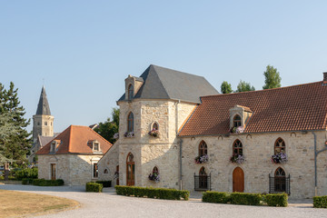 Fototapeta na wymiar Château Mollack et le clocher de l'église de Marquise