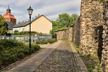 mittelalterliche stadtmauer mit steintor in bernau bei berlin, deutschland