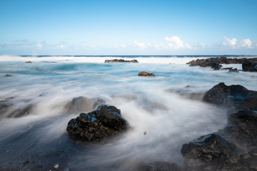 Plage de l'île de la réunion, vagues et rochers