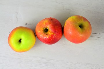 Tres manzanas sobre una tabla
