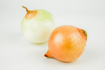 Fototapeta premium Fresh onion bulbs and onion slices isolated on white background
