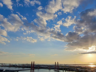 Fototapeta na wymiar 名古屋港で沈む夕日を追いかけて