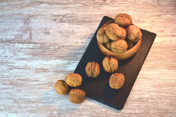 Nueces, presentacion en trozo de pizarra y en bol de madera