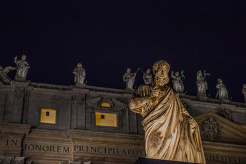 Obraz premium Saint Peter statue in Vatican at night