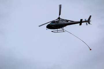 Ein Lastenhubschrauber auf der Bahn Baustelle Köthen, Mastentransport