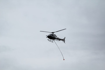 Ein Lastenhubschrauber auf der Bahn Baustelle Köthen, Mastentransport