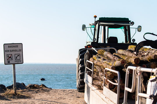Tracteur et Chaland conchylicole avec bouchot  