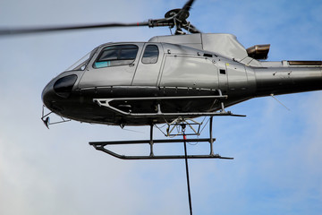 Ein Lastenhubschrauber auf der Bahn Baustelle Köthen, Mastentransport