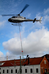 Ein Lastenhubschrauber auf der Bahn Baustelle Köthen, Mastentransport