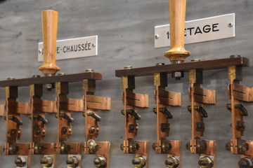 Manettes &eacute;lectriques