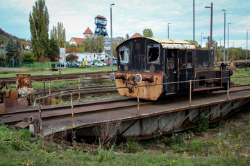 eine ausgebrannte Rangier Lokomotive steht abseits der normalen Bahngleise