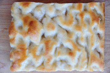 Italia, Genova  - Tipica focaccia genovese della liguria fatta a mano in panetteria a Santa...