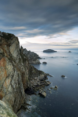 Vista del Cabo de Peñas amaneciendo con el cielo cubierto de nubes. Asturias, España.