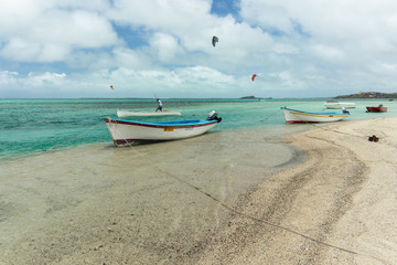 Fototapeta na wymiar Plage de sable blanc, île de Rodrigues, océan indien