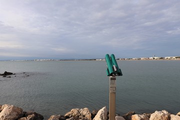 Jumelles panoramiques pour touristes au bord de la mer Méditerranée - Village Le Grau du Roi - Département du Gard - Languedoc Roussillon - Région Occitanie - France