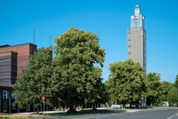 Stadthalle und Albinmüller-Turm im Rotehornpark in Magdeburg 
