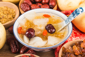 Peach gum snow saponin rice sugar water，Stewed peach gum with Sydney，Chinese traditional tonic