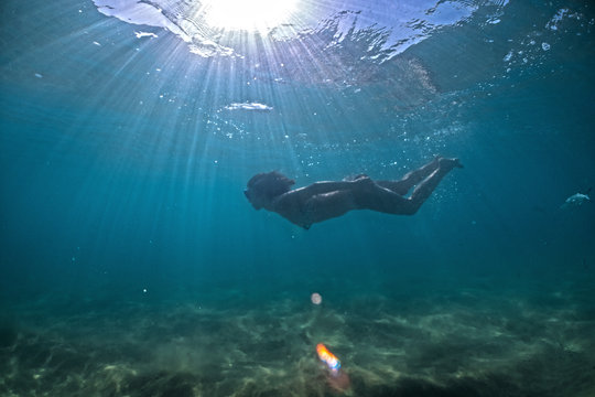 Mujer nadando bajo el agua