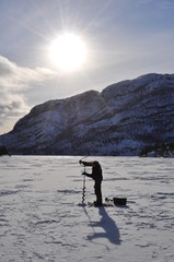 Eisangler in Norwegen, zugefrorener Fjord in Skandinavien
