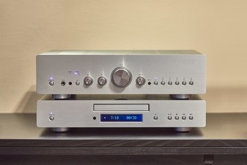 Hifi system with CD player and amplifier