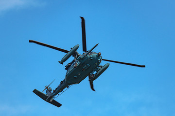 飛行する救難ヘリコプター