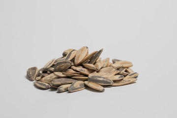 Puñado de pipas sobre fondo blanco