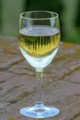 GEspiegelte Toskana im Weinglas