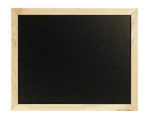 Eine leere schwarze Holztafel vor weißem Hintergrund.