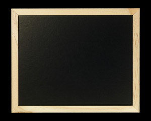 Eine leere schwarze Holztafel vor schwarzem Hintergrund.