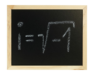 Eine schwarze Holztafel vor weißem Hintergrund mit der mathematischen Formel für imaginäre...