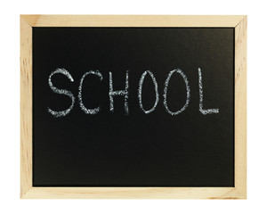 Eine schwarze Holztafel vor weißem Hintergrund mit dem Schriftzug SCHOOL.