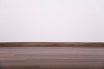Leerer Raum – weiße Wand mit Holzboden