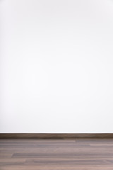 Leerer Raum – weiße Wand mit Holzboden