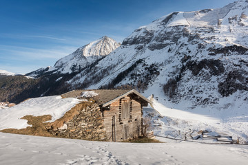 Holzh&uuml;tte in den Bergen vom Zillertal in Tirol