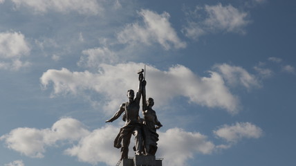 Fototapeta na wymiar statue of liberty against blue sky