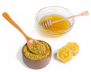 honey with wooden scoop and pollen