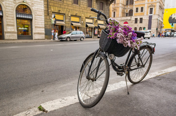 Fototapeta na wymiar Bicycle with flowers on an street in Rome.