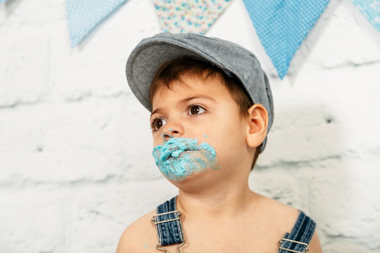 sesi&oacute;n smashcake, primer pastel de un ni&ntilde;o de 3 a&ntilde;os con pluri discapacidad. disfrutando muchismo mientras come y se ensucia de nata azul