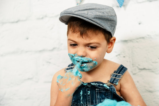 sesi&oacute;n smashcake, primer pastel de un ni&ntilde;o de 3 a&ntilde;os con pluri discapacidad. disfrutando muchismo mientras come y se ensucia de nata azul