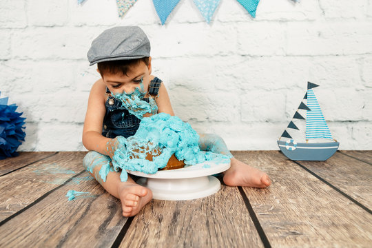 sesi&oacute;n smashcake, primer pastel de un ni&ntilde;o de 3 a&ntilde;os con pluri discapacidad. disfrutando muchismo mientras come y se ensucia de nata azul