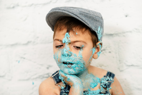 sesi&oacute;n smashcake, primer pastel de un ni&ntilde;o de 3 a&ntilde;os con pluri discapacidad. disfrutando muchismo mientras come y se ensucia de nata azul