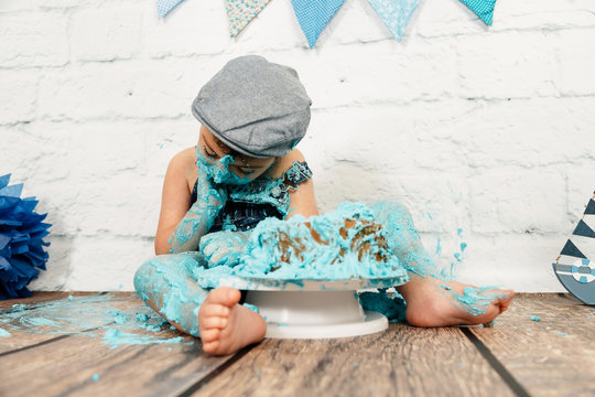 sesi&oacute;n smashcake, primer pastel de un ni&ntilde;o de 3 a&ntilde;os con pluri discapacidad. disfrutando muchismo mientras come y se ensucia de nata azul