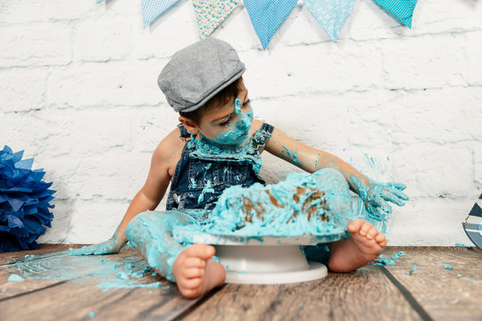 sesi&oacute;n smashcake, primer pastel de un ni&ntilde;o de 3 a&ntilde;os con pluri discapacidad. disfrutando muchismo mientras come y se ensucia de nata azul