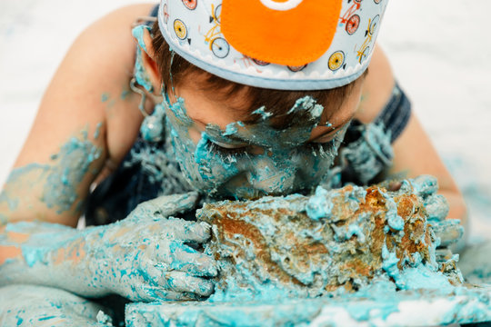 sesi&oacute;n smashcake, primer pastel de un ni&ntilde;o de 3 a&ntilde;os con pluri discapacidad. disfrutando muchismo mientras come y se ensucia de nata azul