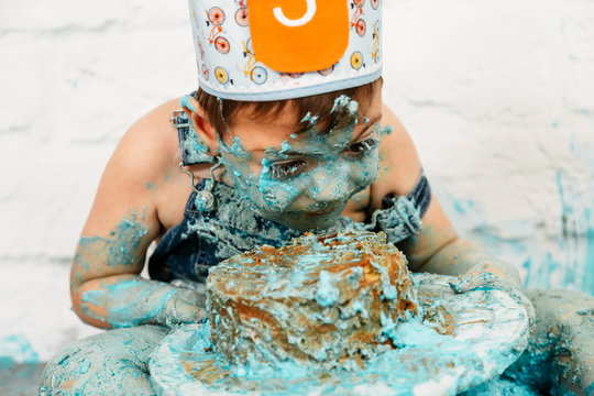sesi&oacute;n smashcake, primer pastel de un ni&ntilde;o de 3 a&ntilde;os con pluri discapacidad. disfrutando muchismo mientras come y se ensucia de nata azul