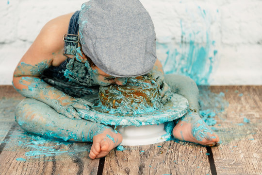 sesi&oacute;n smashcake, primer pastel de un ni&ntilde;o de 3 a&ntilde;os con pluri discapacidad. disfrutando muchismo mientras come y se ensucia de nata azul