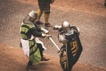 Ritter im Kampf mit Schwert und Ritterrüstung