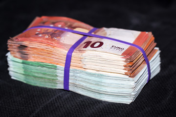 mehrere Tausend Euro in Banknoten, Geldscheine gebündelt auf einem Stapel