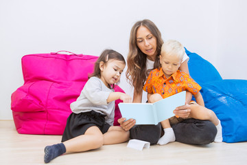 Teacher storytelling with her pupils interactively