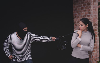 The bandits used with firearms robbed a girl fight until he took hope in the property are shoulder...